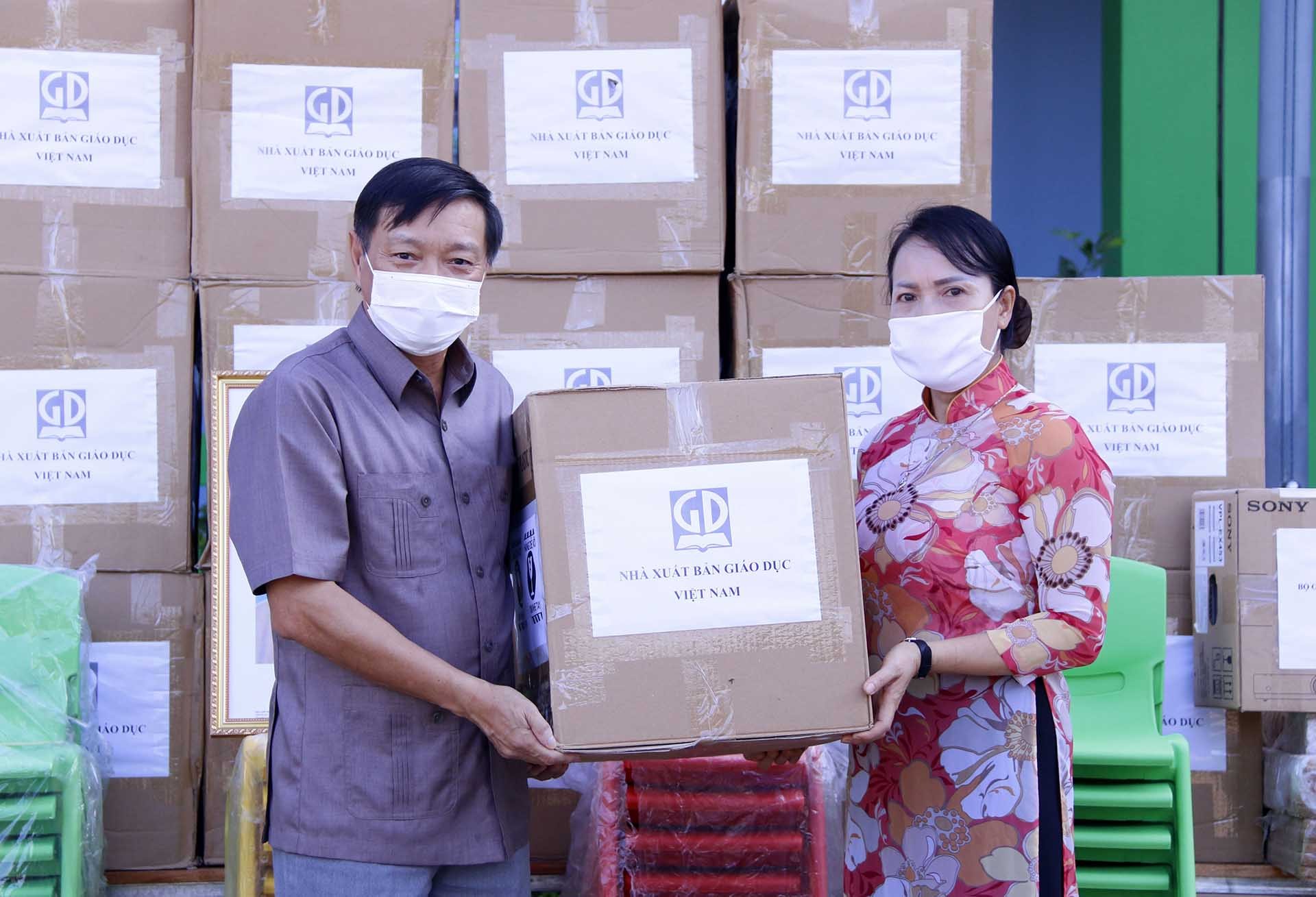 Ministry of Education and Training presents education equipment to Nguyen Du Lao-Vietnamese Bilingual School